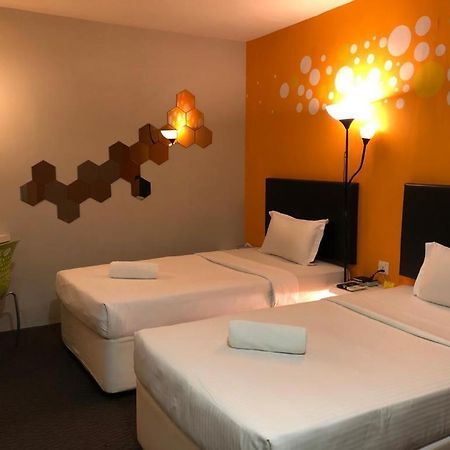 Hotel Zamburger Bliss Джохор Бахру Екстериор снимка