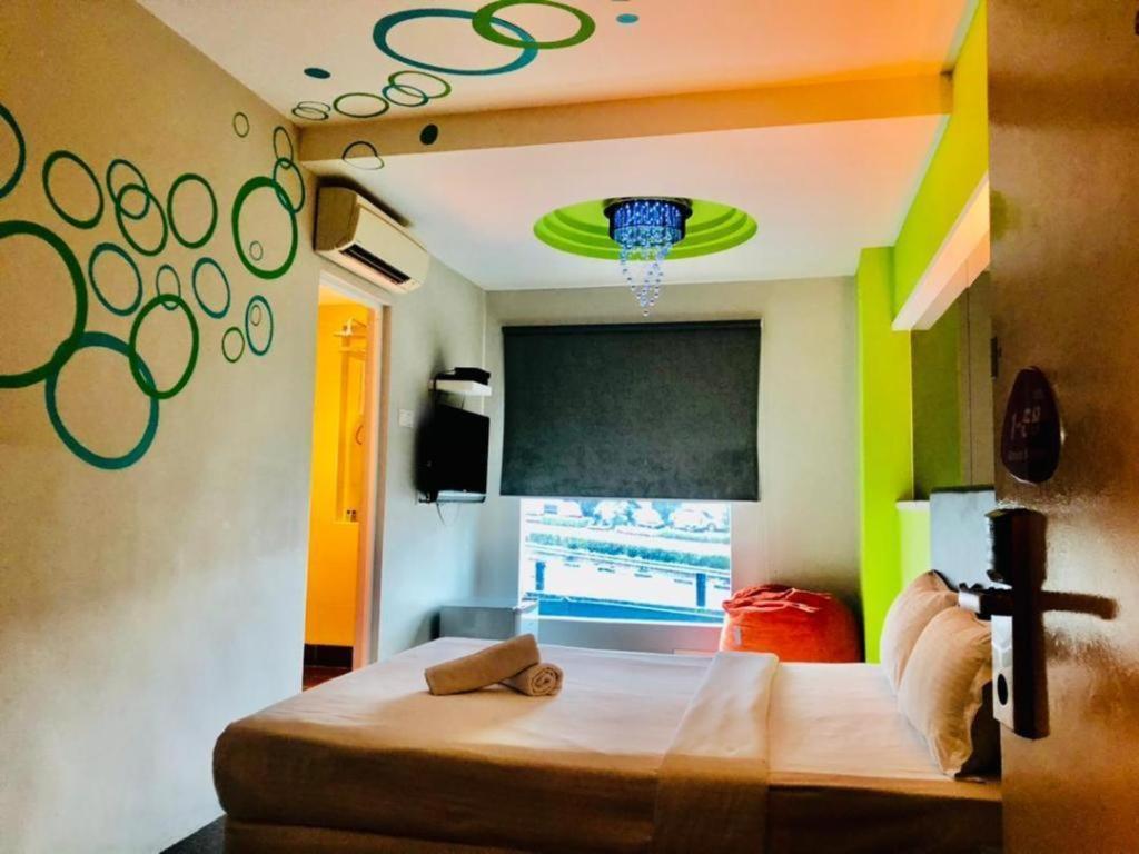 Hotel Zamburger Bliss Джохор Бахру Екстериор снимка