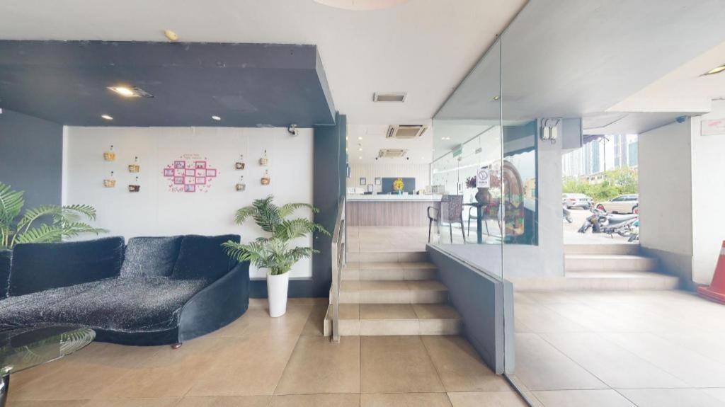 Hotel Zamburger Bliss Джохор Бахру Екстериор снимка
