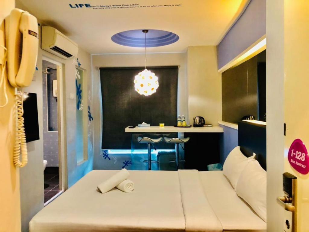 Hotel Zamburger Bliss Джохор Бахру Екстериор снимка